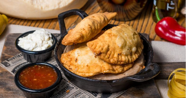 Ассорти мини чебуреков с соусами