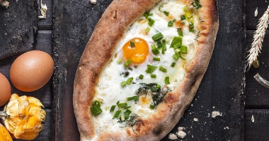 Хачапури с сулугуни и яйцом