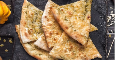 Фокачча с сыром пармезан и соусом "Песто"