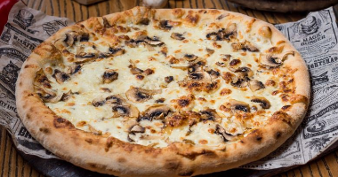 Пицца с грибами и трюфельным маслом