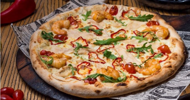 Пицца с курицей и тигровыми креветками