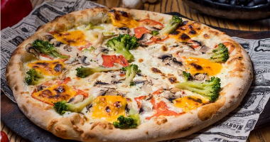 Пицца с курицей, брокколи и сыром чеддер