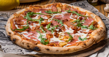 Фирменная большая пицца с окороком и деревенскими колбасками