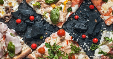 Пицца "4 Сезона" с фирменным окороком, колбасками и курицей