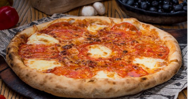 Пицца с моцареллой и домашним сыром качота