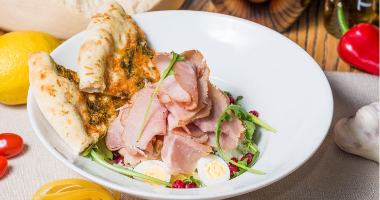 Салат фермерский с бужениной и картофелем + сырная лепешка