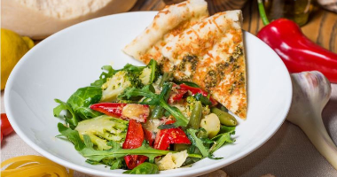 Теплый салат с брокколи, запеченным сладким перцем и сыром дор блю + сырная лепешка