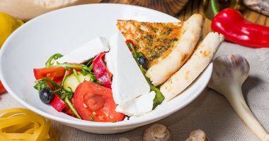 Овощной салат с помидорами, перцем, маслинами и сыром фета + сырная лепешка