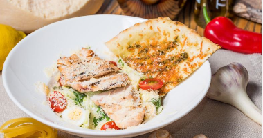 Салат ЦЕЗАРЬ с курицей + сырная лепешка