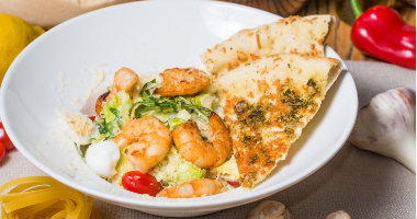 Салат ЦЕЗАРЬ с тигровыми креветками