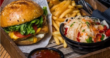 Бургер с судаком+картофель фри+салат