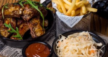 Карамелизированные свиные ребра+картофель фри+ салат