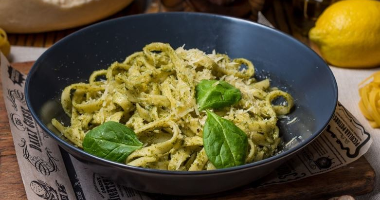 Фетуччини с соусом песто, зеленым горошком и белой колбасой