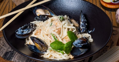 Вок лапша удон с морепродуктами на кокосовлм молоке