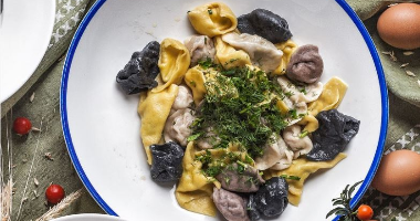 Ассорти пельменей, равиоли и соусов