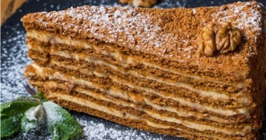 Медовик с грецким орехом и сметанным кремом