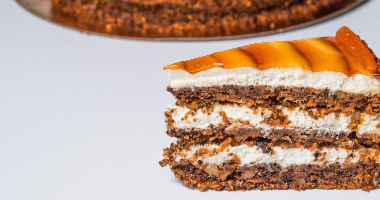 Морковный торт со сливочным сыром и орехами