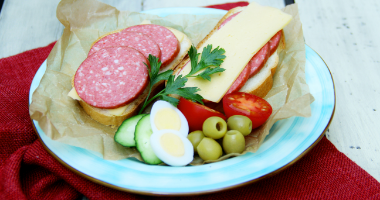 Бутерброды с ореховым сервелатом