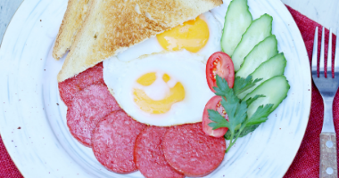 Глазунья с колбасой