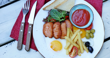 Завтрак «Тироль» со шпикачкой