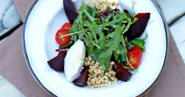 Микс салат с запеченной свеклой