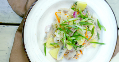 Салат с квашеной капусто с груздями и сельдью