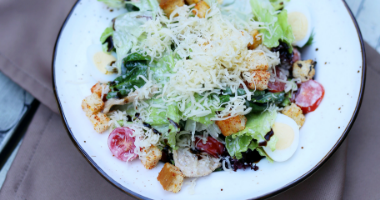 Цезарь с курицей и пармезаном