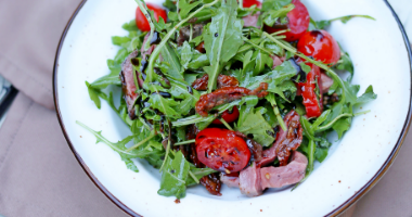 Салат с карамелизироваными баклажанами и телятиной