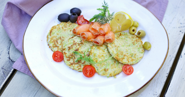 Оладьи из кабачков с лососем