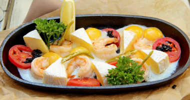 Перепелиные яйца с сыром камамбер