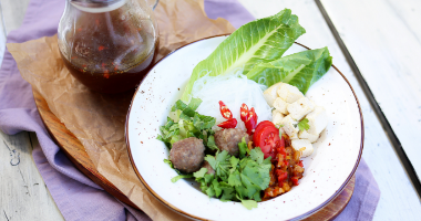 Суп с жареным сыром тофу и фрикадельками