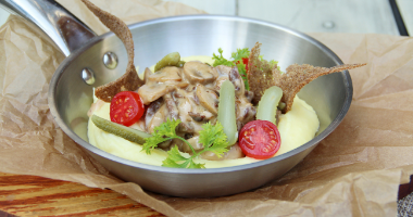 Бефстроганов с корнишонами