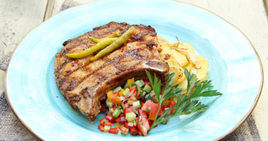 Friptură Și Porc Cu Cartofi De Casă