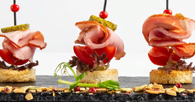 კანაპეს შემწვარი ძროხის ხორცი ალუბლით და კიტრით