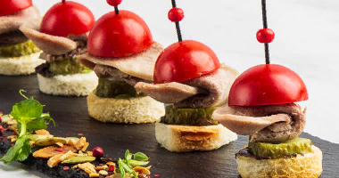 ძროხის ენის კანაპები პომიდორითა და კიტრით 10 ცალი.