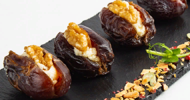 ფინიკის კანაპები ნაღების ყველით და ნიგოზით 10 ცალი.