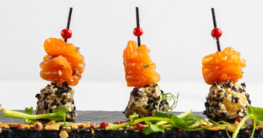 კანაპები მსუბუქად დამარილებული ორაგული ვაშლით, სეზამის 10 ც.