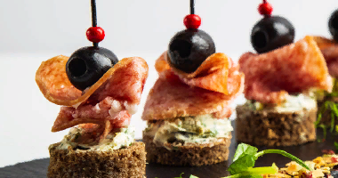 სალამური კანაპები ცხარე ყველით და ზეთისხილით 10 ცალი.