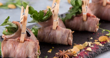 კანაპე შემწვარი ძროხის ხორცი არყულასთან ერთად 10 ცალი.