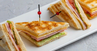 Mini Sandwich ყველით და Ham 12 კომპიუტერით.