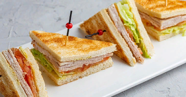 მინი სენდვიჩი მოხარშული ღორის ხორცით 12 ცალი.