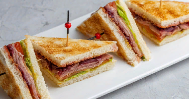 მინი სენდვიჩი შემწვარი საქონლის ხორცით 12 ცალი.