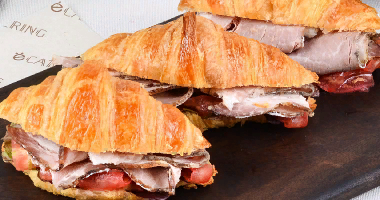 კრუიზანი 10 ცალი პიკანტური ქერქით, ტომატით და პიკანტური სოუსით.