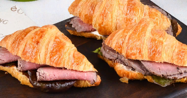 Croissant Rost Beef და Bucco სოუსით 10 ცალი.