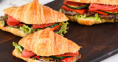 კრუიზანი შემწვარი ბოსტნეულით და პესტოს სოუსით 10 ცალი.