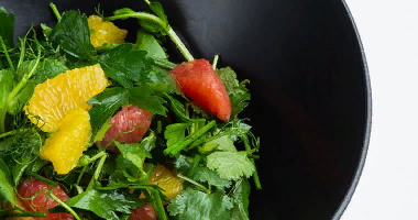 ბალახების სალათი ფორთოხლის და გრეიფრუტის სეგმენტებით