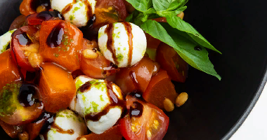 Mozzarella პრემიერ სოუსის პესტოთი და ბერი ბალზამის კრემით