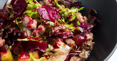 სალათი ნახარში და კენკრის სოუსით