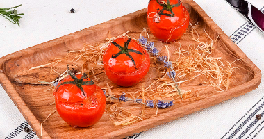 გამომცხვარი ტომატები ბოსტნეულის კაპონატით