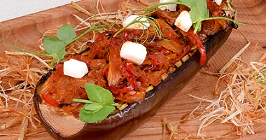 გამომცხვარი ბადრიჯანი ბოსტნეულით და გამომცხვარი Feta